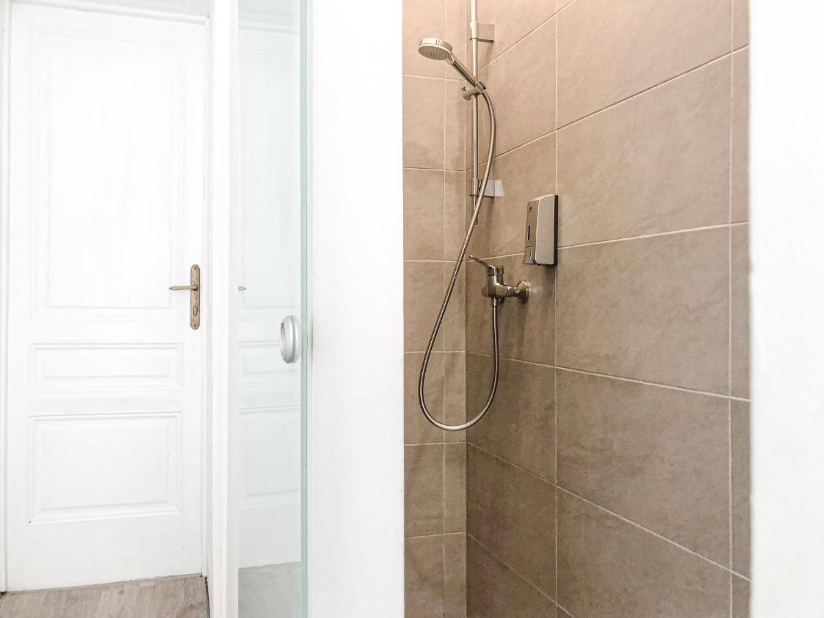 Commodious 2Br Apt. Near Akh-Perfect For Groups Відень Екстер'єр фото