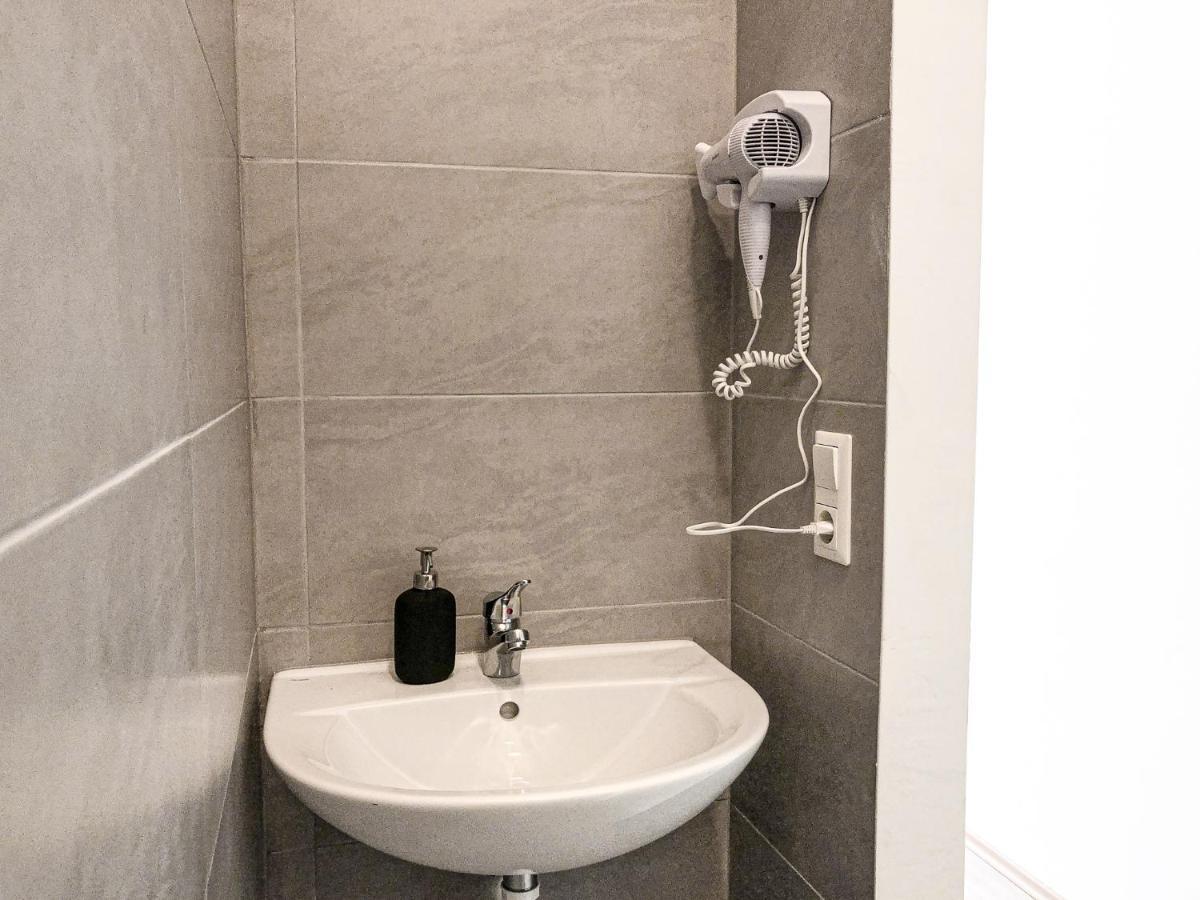 Commodious 2Br Apt. Near Akh-Perfect For Groups Відень Екстер'єр фото