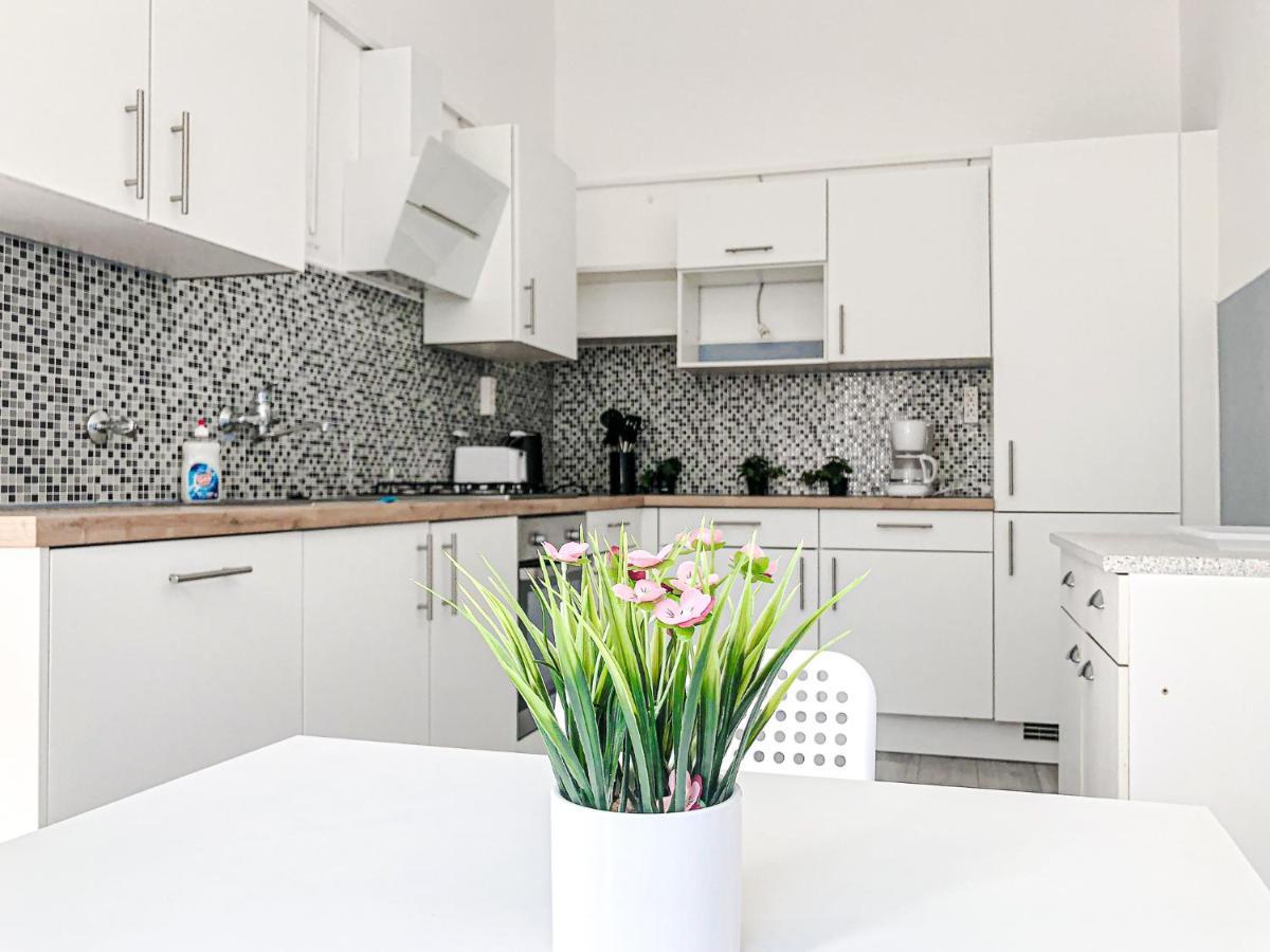 Commodious 2Br Apt. Near Akh-Perfect For Groups Відень Екстер'єр фото